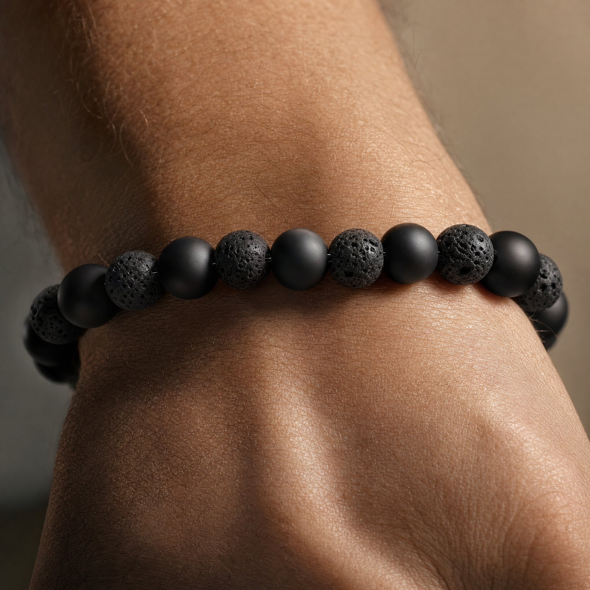 Bracelet Énergie, Pierre de Lave & Onyx Noir — bracelet-wrist-detail