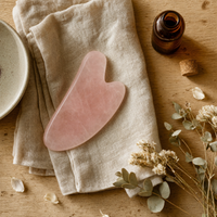 Gua Sha Quartz Rose, Rituel Éclat & Sérénité — gua-sha-flatlay