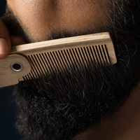 Peigne à Barbe en Bois de Santal, Discipline & Douceur — peigne-beard-detail