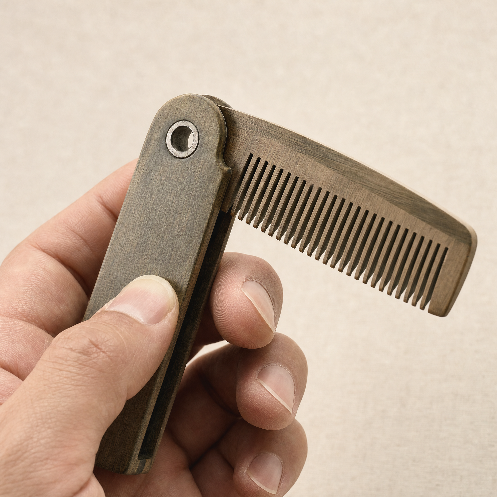 Peigne à Barbe en Bois de Santal, Discipline & Douceur — peigne-fold